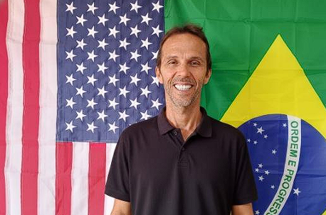 Professor Daniel com bandeiras